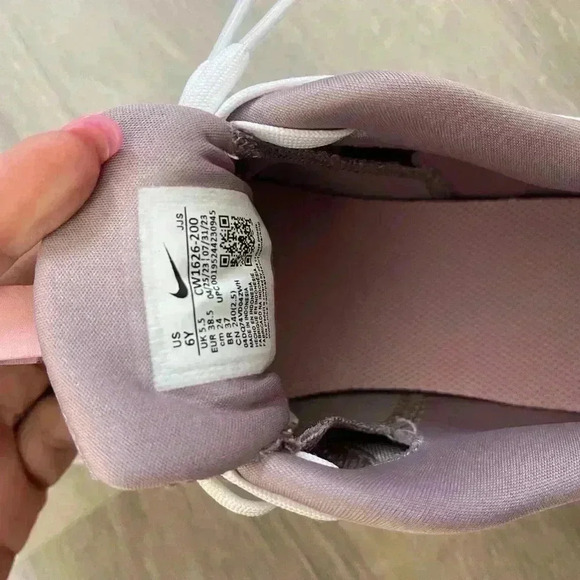 NIKE Air Max Bolt Size 6Y (8) - Picture 14 of 15